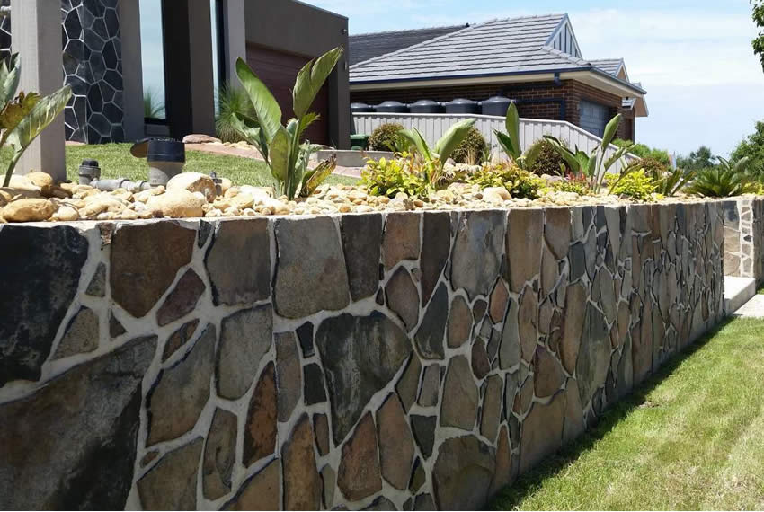 //www.trustbuilt.com.au/wp-content/uploads/2021/11/retaining-walls-sydney.jpg